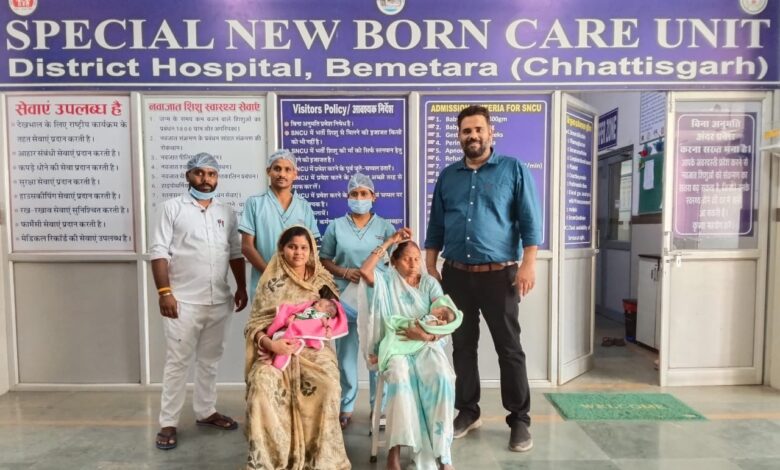 एस.एन.सी.यू. बेमेतरा बना नवजातों के लिए वरदान: 1700+ बच्चों को मिला नया जीवन,,
1300 ग्राम के जुड़वां प्रीमैच्योर बच्चों का सफल उपचार, 16 दिन में स्वस्थ होकर घर लौटे । एस.एन.सी.यू. बेमेतरा बना नवजातों के लिए वरदान: 1700+ बच्चों को मिला नया जीवन,,
1300 ग्राम के जुड़वां प्रीमैच्योर बच्चों का सफल उपचार, 16 दिन में स्वस्थ होकर घर लौटे ।