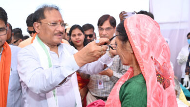 ’मुख्यमंत्री विष्णु देव साय ने हितग्राहियों को अपने हाथों से पहनाया नजर का चश्मा’, ’सुशासन तिहार शिविर में स्वास्थ्य विभाग के स्टॉल का किया निरीक्षण’…..