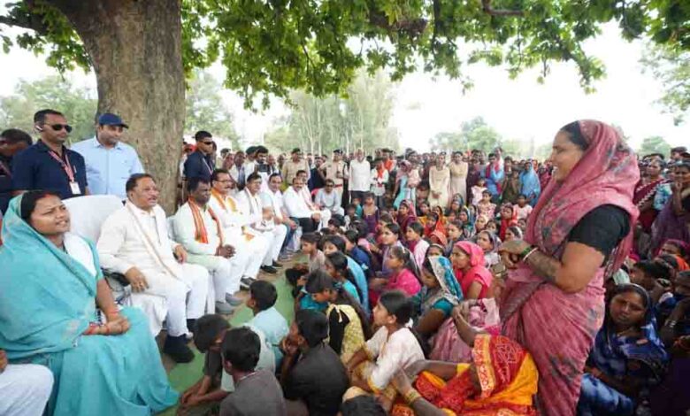 ’तेंदूपत्ता संग्राहकों के बीच पहुंचे मुख्यमंत्री विष्णु देव साय, महुआ पेड़ के नीचे लगाई चौपाल’, संग्राहकों से किया आत्मीय संवाद, सुनी समस्याएं… ’तेंदूपत्ता संग्राहकों के बीच पहुंचे मुख्यमंत्री विष्णु देव साय, महुआ पेड़ के नीचे लगाई चौपाल’, संग्राहकों से किया आत्मीय संवाद, सुनी समस्याएं…