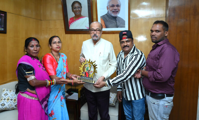 राज्यपाल रमेन डेका से प्रख्यात लोक कलाकार तीजन बाई के परिजनों ने की सौजन्य भेंट’….