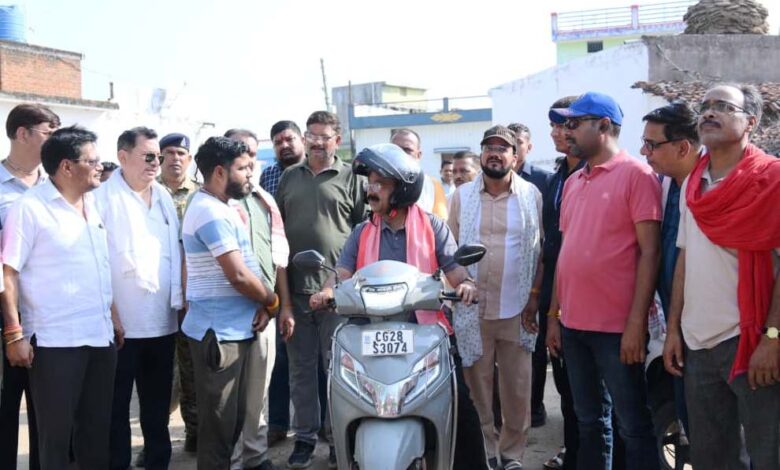 स्कूटी पर निकले उप मुख्यमंत्री अरुण साव, नगर भ्रमण कर विकास कार्यों का लिया जायजा….