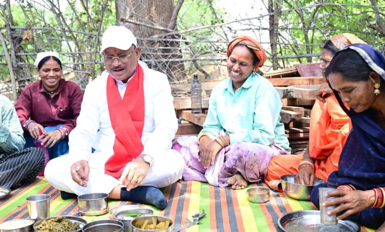 निर्माणाधीन पंचायत भवन के निरीक्षण के दौरान मुख्यमंत्री को श्रमिकों ने दिया भोजन का न्यौता : साथ बैठकर खाया बोरे बासी और आमा चटनी….
