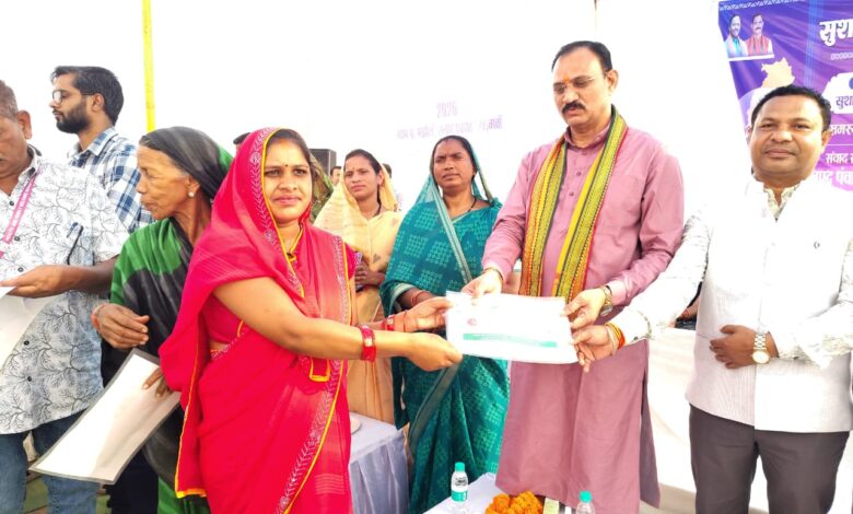 मझौली शिविर में सविता को मौके पर मिला आयुष्मान कार्ड, ग्रामीणों की समस्याओं का हुआ त्वरित निराकरणस्वास्थ्य मंत्री श्याम बिहारी जायसवाल ने अपने हाथों से सौंपा आयुष्मान कार्ड…..