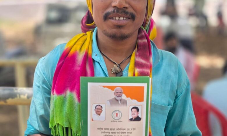 सुशासन तिहार से सुखराम के चेहरे पर लौटी मुस्कान, वंदना घुटरापारा के हितग्राही को मिला 1 रुपये किलो वाला नया राशन कार्ड, खाद्य सुरक्षा मिलने पर मुख्यमंत्री विष्णु देव साय के प्रति जताया आभार…..