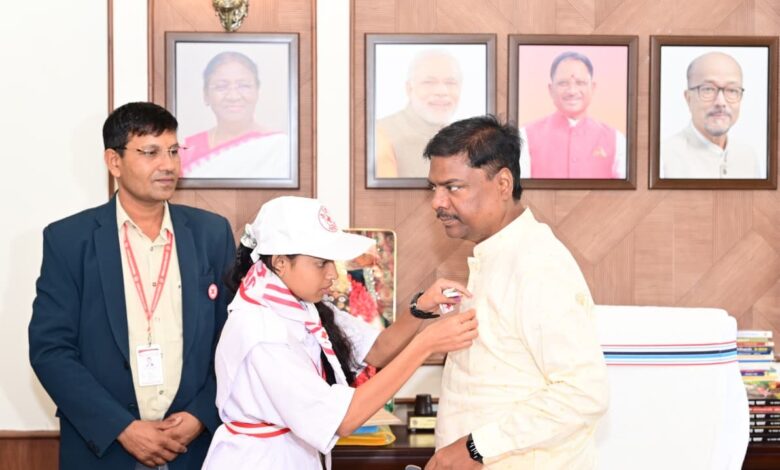 विश्व रेड क्रॉस दिवस पर बच्चों ने वन मंत्री केदार कश्यप का किया सम्मान….