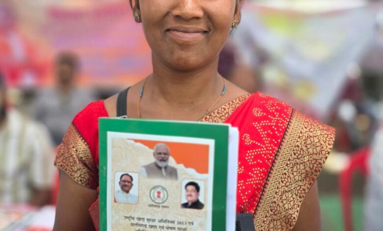 ’सुशासन तिहार में अलमा टोप्पो की वर्षों पुरानी समस्या का हुआ समाधान’, ’जनसमस्या निवारण शिविर में हाथों-हाथ मिला राशन कार्ड, परिवार को मिलेगा खाद्यान्न सुरक्षा का लाभ’….. ’सुशासन तिहार में अलमा टोप्पो की वर्षों पुरानी समस्या का हुआ समाधान’, ’जनसमस्या निवारण शिविर में हाथों-हाथ मिला राशन कार्ड, परिवार को मिलेगा खाद्यान्न सुरक्षा का लाभ’…..