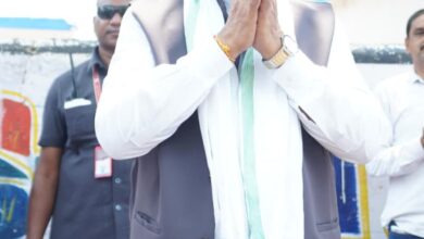 गांव की चौपाल में दिखी मुख्यमंत्री की सादगी और संवेदनशीलता, पीपल के पेड़ तले खाट पर बैठकर ग्रामीणों से किया सीधा संवाद: समस्याएं सुनीं और मौके पर दिए समाधान के निर्देश….. गांव की चौपाल में दिखी मुख्यमंत्री की सादगी और संवेदनशीलता, पीपल के पेड़ तले खाट पर बैठकर ग्रामीणों से किया सीधा संवाद: समस्याएं सुनीं और मौके पर दिए समाधान के निर्देश…..
