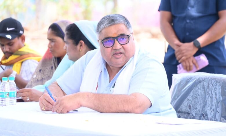 जनदर्शन में मंत्री राजेश अग्रवाल ने सुनी ग्रामीणों की समस्याएं, ग्राम हरिहरपुर में जनता से सीधा संवाद, त्वरित निराकरण के लिए अधिकारियों को दिए निर्देश…. जनदर्शन में मंत्री राजेश अग्रवाल ने सुनी ग्रामीणों की समस्याएं, ग्राम हरिहरपुर में जनता से सीधा संवाद, त्वरित निराकरण के लिए अधिकारियों को दिए निर्देश….