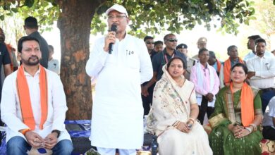 कटहल–गुलमोहर की छांव में सजी चौपाल, मुख्यमंत्री ने सरोधी में सुनी जनता की आवाज, खाट में बैठकर मुख्यमंत्री ने ग्रामीणों से किया सीधा संवाद, सुनी समस्याएं, समाधान के दिए निर्देश….