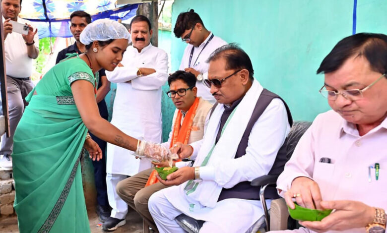 लखपति दीदी मंजू की संघर्षगाथा बनी आत्मनिर्भरता की प्रेरक मिसाल, मुख्यमंत्री विष्णुदेव साय ने लेमरू में मंजू बहन के स्टॉल पर चखा गुपचुप, आत्मीय संवाद में जानी सफलता की कहानी…..