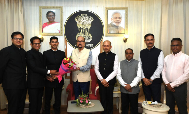राज्यपाल रमेन डेका से परिवीक्षाधीन आईएएस अधिकारियों ने की सौजन्य भेंट…… राज्यपाल रमेन डेका से परिवीक्षाधीन आईएएस अधिकारियों ने की सौजन्य भेंट……