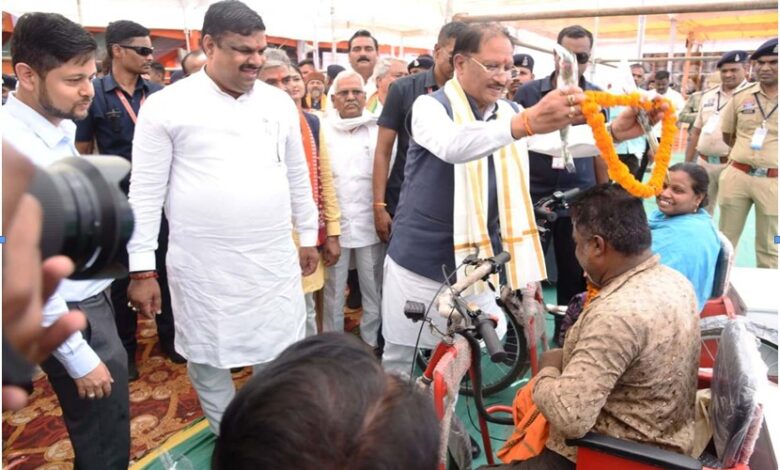 जब मुख्यमंत्री साय ने थामा हाथ, तो दिव्यांग हितग्राही की जिंदगी में लौटी उम्मीद की रौशनी, सुशासन तिहार के समाधान शिविर में मिली बैटरी चलित ट्रायसायकल, संघर्ष भरी जिंदगी को मिला नया सहारा….. जब मुख्यमंत्री साय ने थामा हाथ, तो दिव्यांग हितग्राही की जिंदगी में लौटी उम्मीद की रौशनी, सुशासन तिहार के समाधान शिविर में मिली बैटरी चलित ट्रायसायकल, संघर्ष भरी जिंदगी को मिला नया सहारा…..