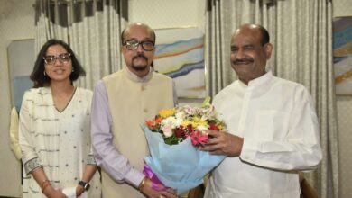 राज्यपाल रमेन डेका ने किया लोकसभा अध्यक्ष बिड़ला का आत्मीय स्वागत…. राज्यपाल रमेन डेका ने किया लोकसभा अध्यक्ष बिड़ला का आत्मीय स्वागत….