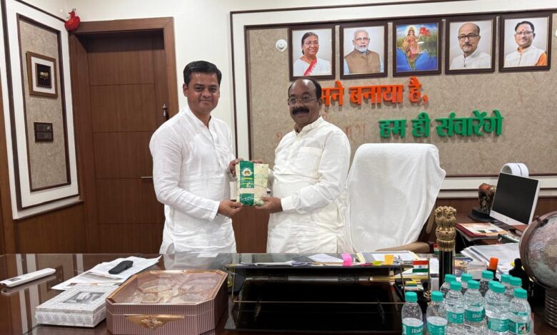 गौरेला-पेण्ड्रा-मरवाही के जैविक विष्णुभोग चावल की खुशबू पहुंची राजधानी रायपुर, उप मुख्यमंत्री अरुण साव को भेंट किया गया महिला समूहों द्वारा उत्पादित विशेष चावल… गौरेला-पेण्ड्रा-मरवाही के जैविक विष्णुभोग चावल की खुशबू पहुंची राजधानी रायपुर, उप मुख्यमंत्री अरुण साव को भेंट किया गया महिला समूहों द्वारा उत्पादित विशेष चावल…