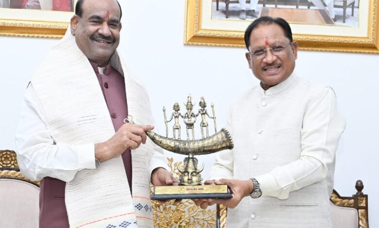 लोकसभा अध्यक्ष ओम बिरला ने मुख्यमंत्री विष्णु देव साय से की सौजन्य भेंट….. लोकसभा अध्यक्ष ओम बिरला ने मुख्यमंत्री विष्णु देव साय से की सौजन्य भेंट…..