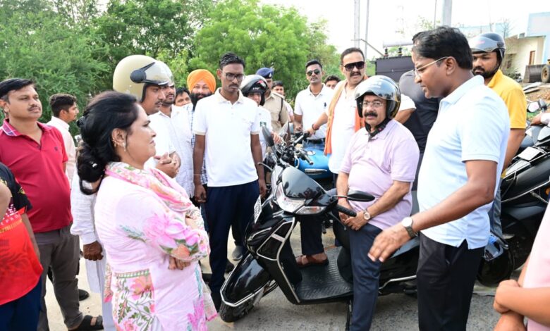 स्कूटी से शहर का निरीक्षण करने निकले उप मुख्यमंत्री अरुण साव…