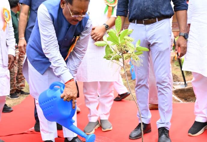 मातृशक्ति एवं प्रकृति के प्रति श्रद्धा का अनुपम संगमः मुख्यमंत्री विष्णु देव साय ने ’’राम वाटिका’’ में किया रुद्राक्ष का पौधारोपण….