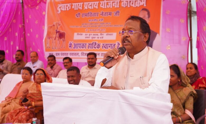 हर आंगन में समृद्धि की नई उम्मीद: समग्र डेयरी विकास योजना से बदल रही ग्रामीण अर्थव्यवस्था- मंत्री रामविचार नेताम….. हर आंगन में समृद्धि की नई उम्मीद: समग्र डेयरी विकास योजना से बदल रही ग्रामीण अर्थव्यवस्था- मंत्री रामविचार नेताम…..