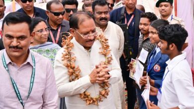 तेंदूपत्ते से समृद्धि, तीखुर से आत्मनिर्भरता : बड़ेकनेरा में वनाधारित आजीविका का सशक्त मॉडल बना प्रेरणा, मुख्यमंत्री विष्णुदेव साय ने हितग्राहियों से की आत्मीय मुलाकात, ‘एक पेड़ मां के नाम’ अभियान के तहत किया पौधरोपण…. तेंदूपत्ते से समृद्धि, तीखुर से आत्मनिर्भरता : बड़ेकनेरा में वनाधारित आजीविका का सशक्त मॉडल बना प्रेरणा, मुख्यमंत्री विष्णुदेव साय ने हितग्राहियों से की आत्मीय मुलाकात, ‘एक पेड़ मां के नाम’ अभियान के तहत किया पौधरोपण….