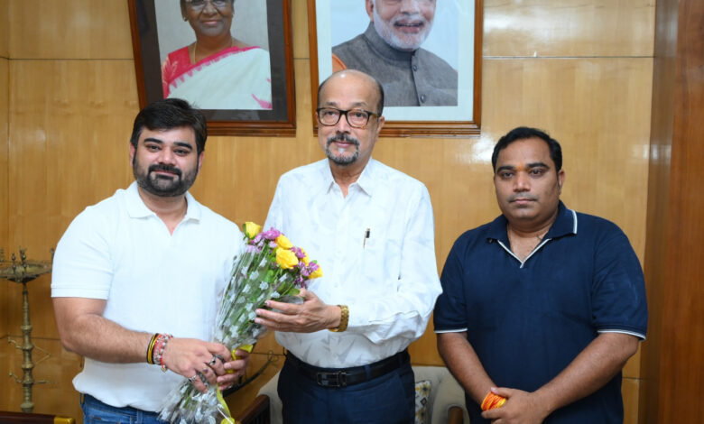राज्यपाल रमेन डेका से छत्तीसगढ़ कायाकिंग-कैनोइंग एसोसिएशन के पदाधिकारियों ने भेंट की…..