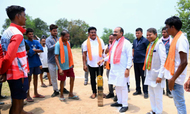 जंगल के बीच क्रिकेट का मैदान और उप मुख्यमंत्री अरुण साव के हाथ में बैट… जंगल के बीच क्रिकेट का मैदान और उप मुख्यमंत्री अरुण साव के हाथ में बैट…