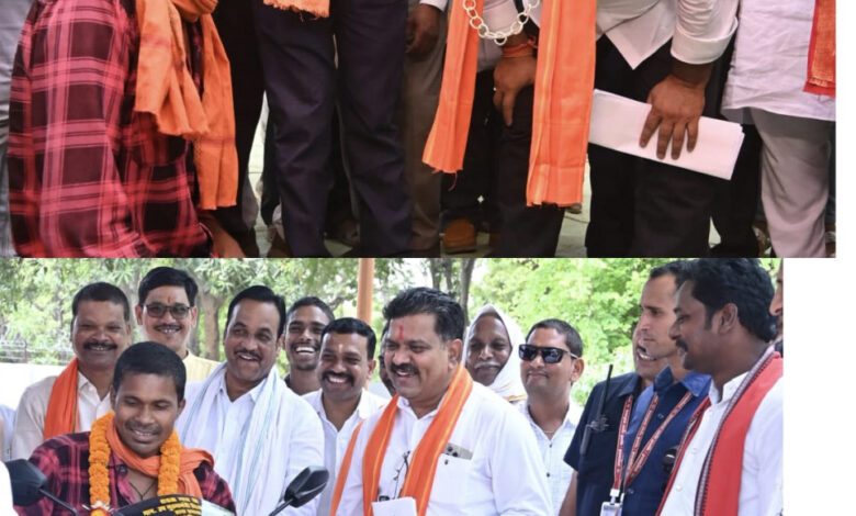 उप मुख्यमंत्री विजय शर्मा ने दिव्यांग नंदकुमार को स्कूटी प्रदान की…. उप मुख्यमंत्री विजय शर्मा ने दिव्यांग नंदकुमार को स्कूटी प्रदान की….