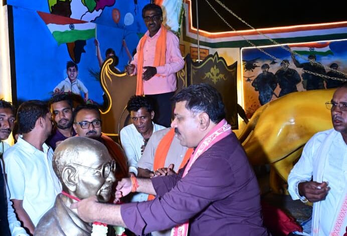 उप मुख्यमंत्री विजय शर्मा ने भारत माता की प्रतिमा एवं भव्य शहीद स्मारक का किया लोकार्पण…. उप मुख्यमंत्री विजय शर्मा ने भारत माता की प्रतिमा एवं भव्य शहीद स्मारक का किया लोकार्पण….