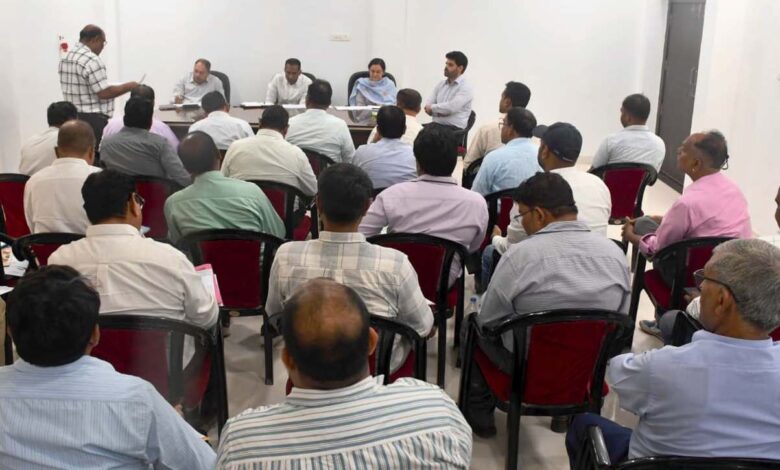 लोक निर्माण विभाग के सचिव ने कार्यों की धीमी गति पर जताई नाराजगी, कार्यों में अपेक्षित प्रगति नहीं लाने वाले ठेकेदारों को नोटिस जारी करने तथा ब्लैक-लिस्ट करने के दिए निर्देश…. लोक निर्माण विभाग के सचिव ने कार्यों की धीमी गति पर जताई नाराजगी, कार्यों में अपेक्षित प्रगति नहीं लाने वाले ठेकेदारों को नोटिस जारी करने तथा ब्लैक-लिस्ट करने के दिए निर्देश….