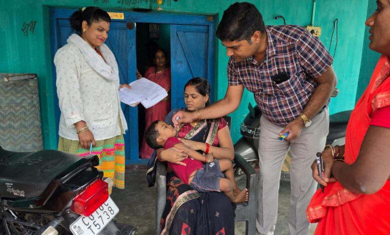 जिला टीकाकरण अधिकारी स्वयं उतरे पल्स पोलियो अभियान में, घर-घर पहुंचकर बच्चों को पिलाई “दो बूंद जिंदगी की”…. जिला टीकाकरण अधिकारी स्वयं उतरे पल्स पोलियो अभियान में, घर-घर पहुंचकर बच्चों को पिलाई “दो बूंद जिंदगी की”….
