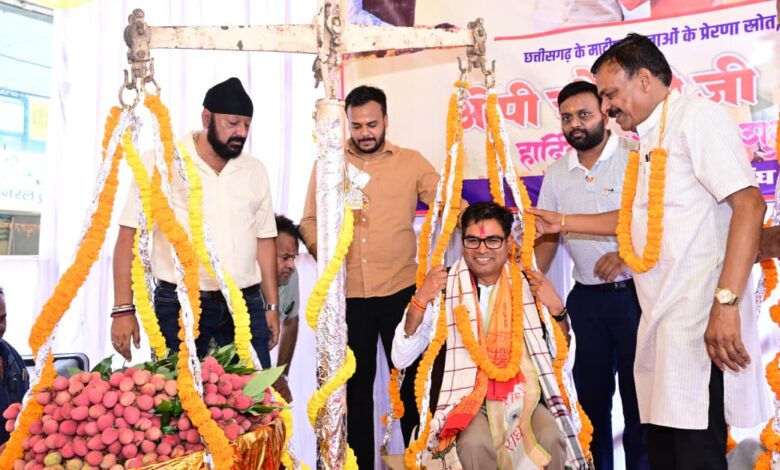 जन्मदिवस पर मौसमी फलों और लड्डू से तौले गए वित्त मंत्री ओपी चौधरी…..