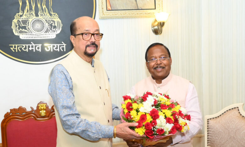 राज्यपाल रमेन डेका से कृषि मंत्री नेताम ने की भेंट…. राज्यपाल रमेन डेका से कृषि मंत्री नेताम ने की भेंट….