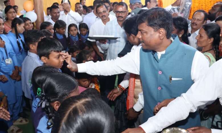 भानपुरी में हर्षोल्लास के साथ मनाया गया शाला प्रवेश उत्सव, वन मंत्री केदार कश्यप और सांसद महेश कश्यप ने नवप्रवेशी बच्चों का किया आत्मीय स्वागत, नए स्कूल भवन का किया लोकार्पण…. भानपुरी में हर्षोल्लास के साथ मनाया गया शाला प्रवेश उत्सव, वन मंत्री केदार कश्यप और सांसद महेश कश्यप ने नवप्रवेशी बच्चों का किया आत्मीय स्वागत, नए स्कूल भवन का किया लोकार्पण….