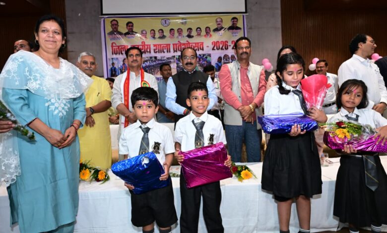 केंद्रीय राज्य मंत्री तोखन साहू और उप मुख्यमंत्री अरुण साव ने नवप्रवेशी बच्चों का तिलक लगाकर किया आत्मीय स्वागत, न्योता भोज में साथ में किया भोजन…. केंद्रीय राज्य मंत्री तोखन साहू और उप मुख्यमंत्री अरुण साव ने नवप्रवेशी बच्चों का तिलक लगाकर किया आत्मीय स्वागत, न्योता भोज में साथ में किया भोजन….